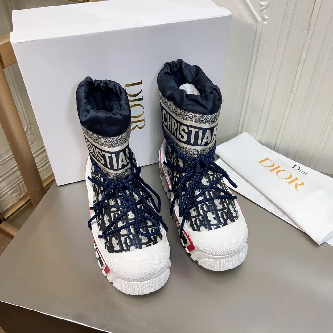 Men's shoes p600! The highest version on the market, Dior Dior's king style snow boots, ski boots, fat and cute, so cute →_→ from the DiorAlps limited series, unique. Shiny nylon Oblique print upper with criss-cross straps for an ideal fit. The technical fabric of the boot shaft, short-cut version, can be worn in the city or in the mountains. It makes the calf slimmer and taller, warm and concave. The boot shaft and sole are made of original waterproof padded lining. The embroidered fabric is original star ⭐ rubber non-slip thick sole and multi-module combination outsole. The size is 35-40. 41Customized